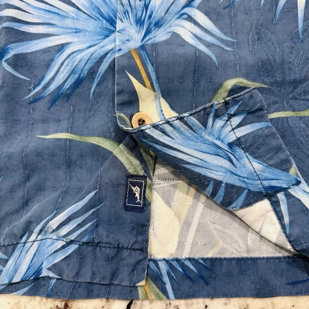 Tommy Bahama 100% Silk Men Shirt Medium Floral Hawaiian Casual Button Up Style